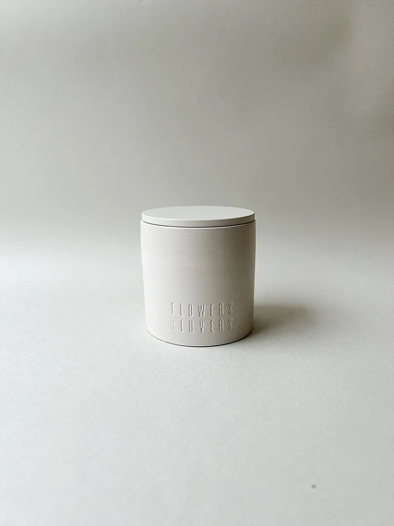 Balta rankų darbo žvakė Balta rankų darbo žvakė