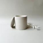 Balta rankų darbo žvakė