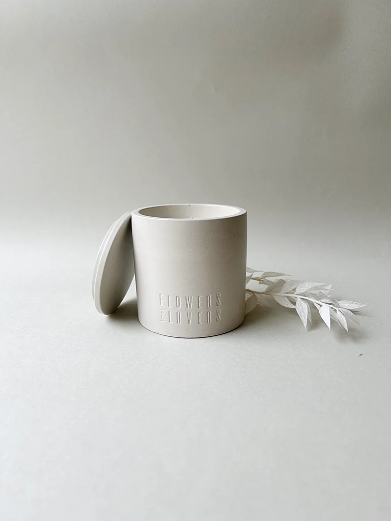 Balta rankų darbo žvakė Balta rankų darbo žvakė