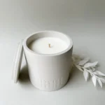 Balta rankų darbo žvakė