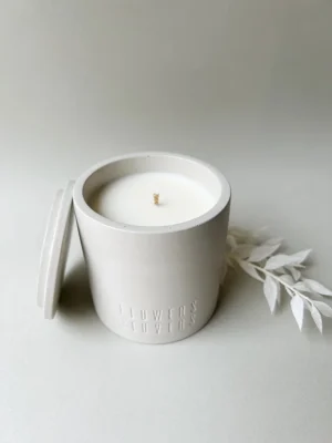 Balta rankų darbo žvakė