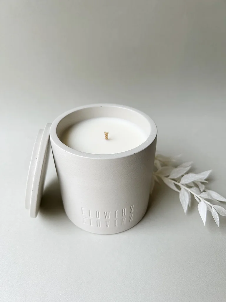 Balta rankų darbo žvakė Balta rankų darbo žvakė