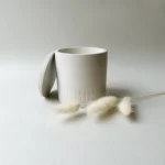 Balta rankų darbo žvakė