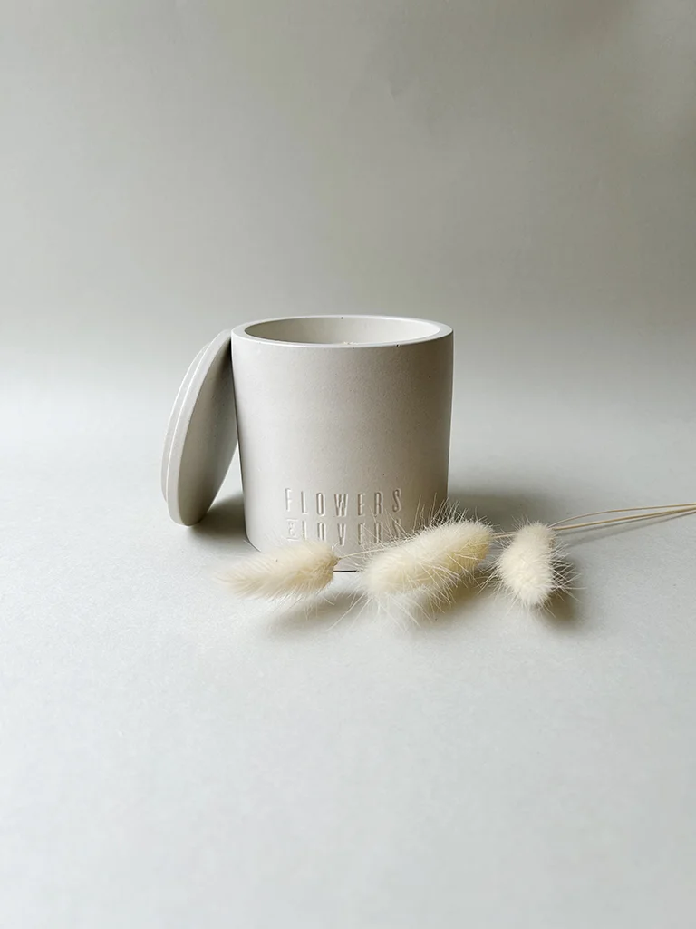 Balta rankų darbo žvakė Balta rankų darbo žvakė