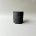 Juoda rankų darbo žvakė