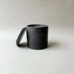 Juoda rankų darbo žvakė