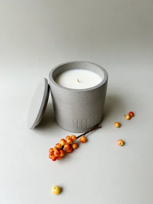 Pilka rankų darbo žvakė